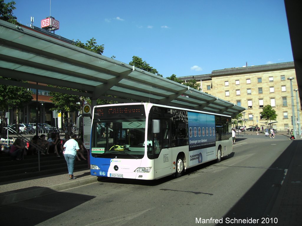Auch hier ist ein Citaro Bus zu sehen. Der Bus trgt Werbung fr den Flughafen Zweibrcken, die leider nicht so gut zu erkennen ist. Dieses Foto habe ich am 16.07.2010 in Saarbrcken gemacht.