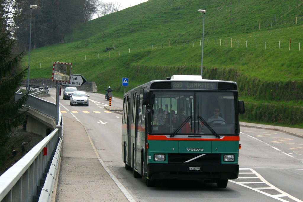 Auch mehrere Jahre nach der Fusion von GFM und TF zu den Transports Publics Fribourgeois (TPF) gibt es immer noch einzelne Autobusse im alten GFM-Design. Whrend die letzten solchen Standardbusse Ende 2009 das Unternehmen verlassen haben, fahren einige Volvo/Hess-Gelenkbusse aus 1995/1996 noch immer so durch die Landschaft, beispielsweise Nr. 122 am 23.4.2010 auf einem Schlerkurs bei Cerniat. 