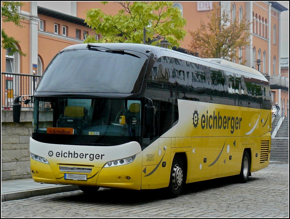Auch dieser Neoplan wird laut Anzeige im Bus zum Schlertransport genutzt. 15.09.2010