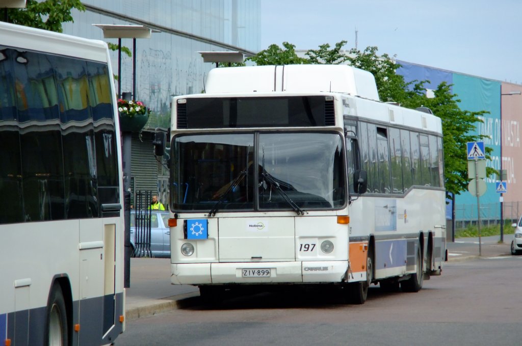 Auch Nobina gehrt zu den Anbietern im Regionalverkehr der Finnischen Hauptstadt Helsinki. Und auch Nobina setzt vor allem auf Skandinavische Fabrikate wie diesen lteren Volvo-LE-Wagen (genauer Typ unbekannt) mit Carrus-Aufbau, aufgenommen am 18.6.2010 beim Bahnhof. 