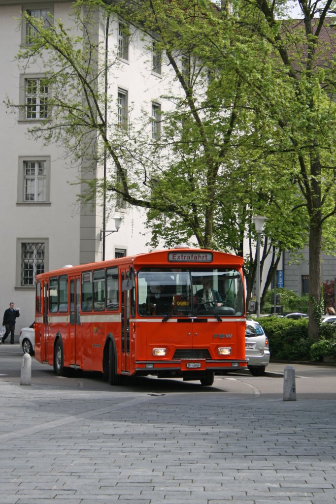 Auch die ZVB waren am 8. Mai 2010 vertreten, und dies mit einem Fahrzeug vergleichsweise neuer Generation: einem FBW/Hess 91 U EU4A mit Baujahr 1975.