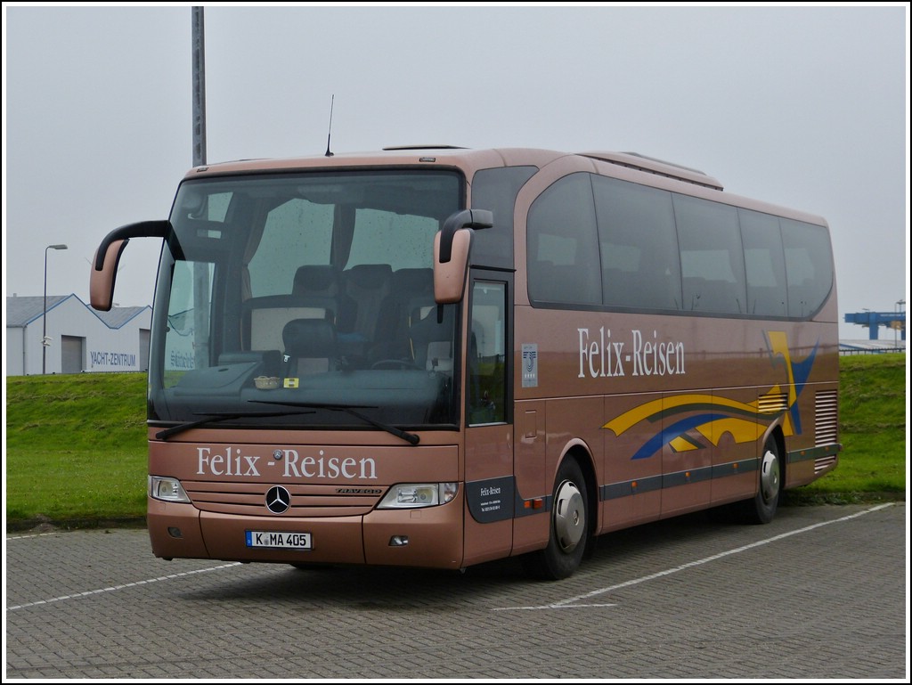 Auf dem Busparkplatz im Hafengebiet von Norddeich-Mole stand dieser Mercedes-Benz Travego. 09.05.2012
