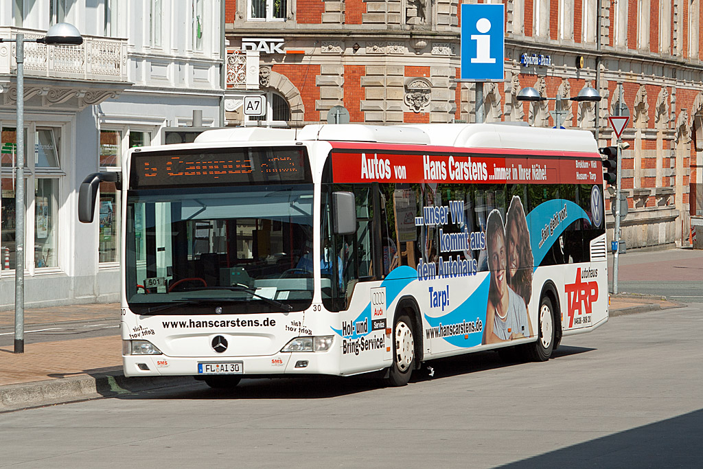 Auf dem ZOB in Flensburg steht am 20. Mai 2007 der FL-AI 30 der Aktiv Bus, dem Busunternehmen der Stadt Flensburg zur Abfahrt auf der Linie 5 zum Campus bereit.