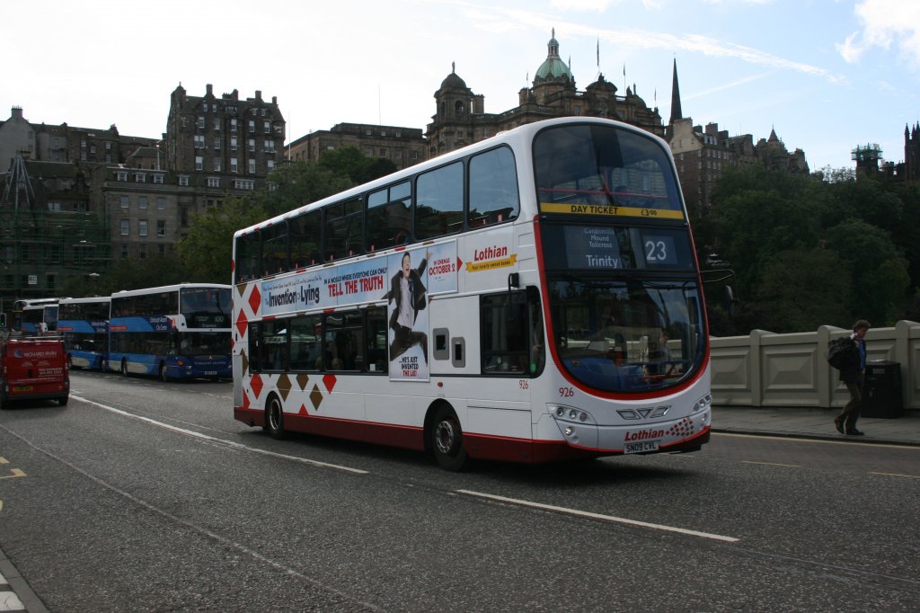 Auf diesem Bild ist besonders gut sichtbar, wie die Altstadt von Edinburgh auf einem Hgel liegt. Die Aufnahme zeigt Wagen 926 (SN09CVL, Volvo/Wright B9TL, 2009) am 5.10.2009 auf der Waverly Bridge, die direkt ber den Bahnhof fhrt. 