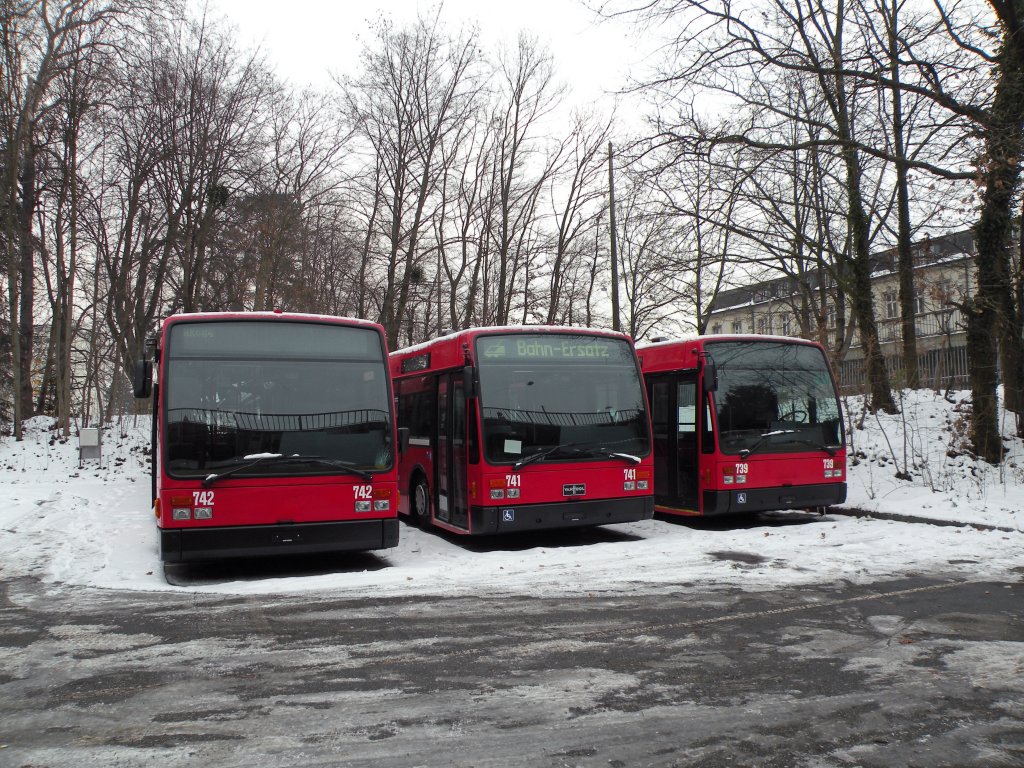 Auf einem Parkplatz in der Nhe des Zeughauses Basel stehen drei Van Hool von Bernmobil. Es handelt sich um folgende Wagen: 742 BVB (ex Bernmobil 249),741 BVB (ex Bernmobil 246) und 739 BVB (ex Bernmobil 242). Die Aufnahme stammt vom 13.02.2012.