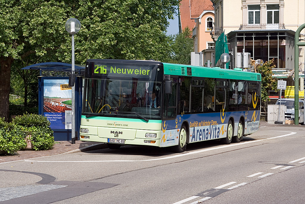 Auf Haueneberstein traff am 6. Juni 2006 der BAD-ME 85 an der Bushaltestelle Festspielhaus / Alter Bahnhof als der Bus auf den Linien 216 nach Neuweier unterwegs war.
