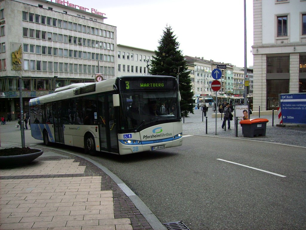 Auf der Linie 3 ist am 03.12.2011 PF-VB 6028 auf dem Weg zum Pforzheimer Wartberg, als er in die Bahnhofstrae einfhrt.