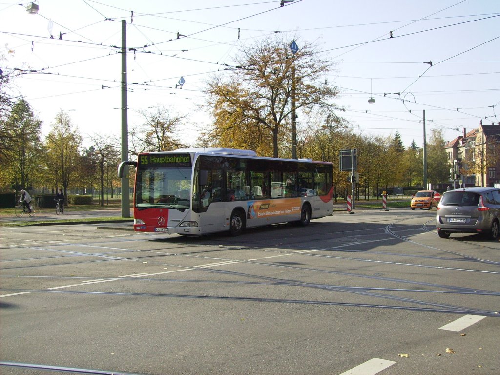 Auf der Linie 55 zum Karlsruher Hauptbahnhof ist am 31.10.2011 auf Hhe des Weinbrennerplatzes KA-VK 740 unterwegs.