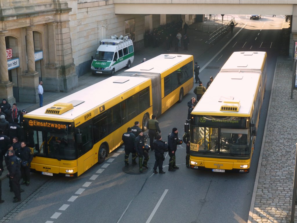 Aufgrund des Fussballspieles(Dynamo-Cottbus) wurden am Dresdner Hauptbahnhof mehrere Shuttle-Busse bereit gestellt um die Gste abzufangen und zum Stadion zu schaffen.Abgesichert durch hohes Polizei aufkommen.
Dresden 11.12.11