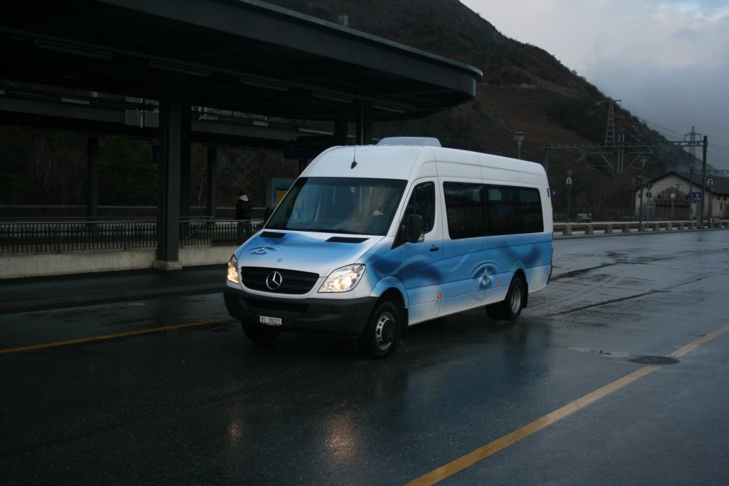 Aufgrund der etwas berstrzten Ausmusterung der beiden erst 5-jhrigen Iveco-Kleinbusse ist der neue Sprinter VS 38'021 der Busbetriebe Leuk-Leukerbad noch ohne jegliche Anschriften unterwegs. Leuk, 29.12.2009.