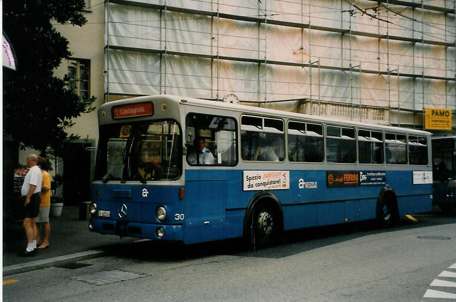 Aus dem Archiv: ACT Lugano - Nr. 30/TI 62'504 - Mercedes/Vetter O 305 (ex Nr. 35; ex Nr. 5) am 13. Juli 1998 in Lugano, Piazza Manzoni