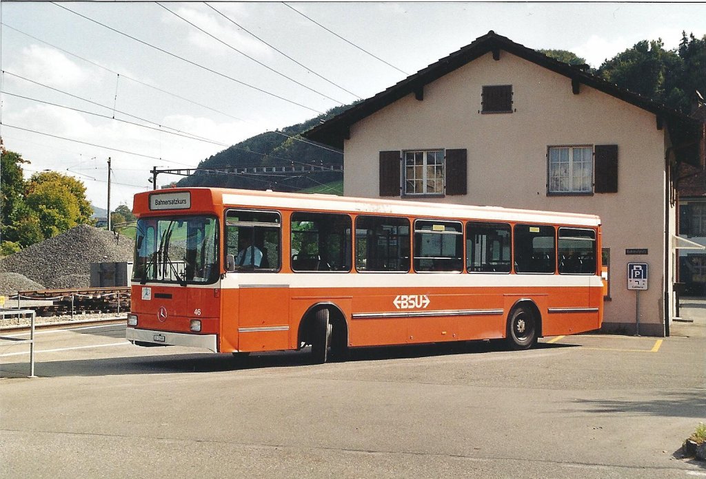 Aus dem Archiv: BSU, Solothurn Nr. 46/SO 21'690 Mercedes (Baujahr 1985) am 1. Oktober 2004 als Bahnersatzbus beim RBS-Bahnhof Deisswil.