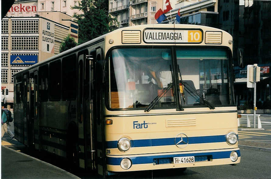 Aus dem Archiv: FART Locarno - Nr. 28/TI 41'628 - Mercedes O 305 am 14. Juli 1998 beim Bahnhof Locarno