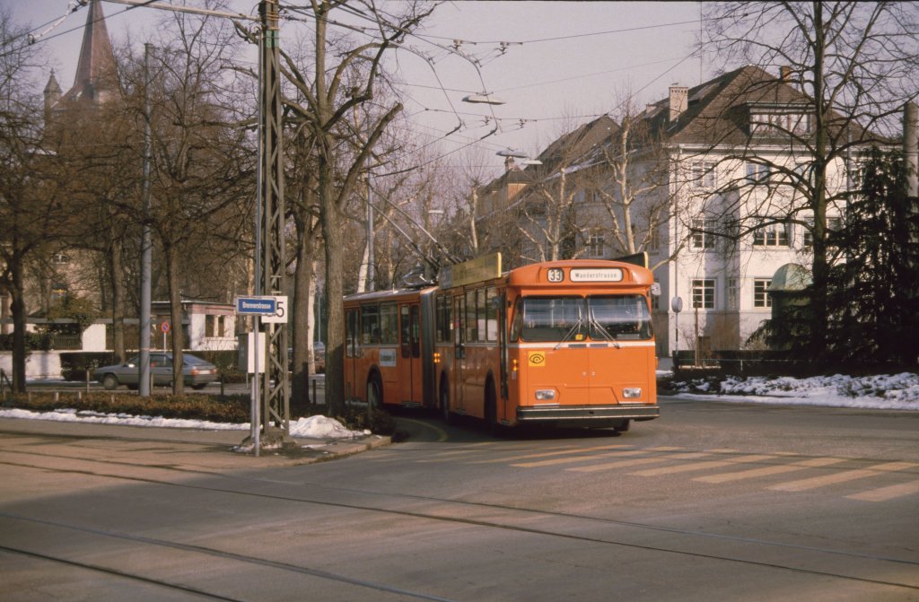 Aus dem Archiv: FBW Trolleybus mit der Betriebsnummer 917 am Bundesplatz auf der Linie 33 Richtung Wanderstrasse. Die Aufnahme stammt vom Mrz 1985.