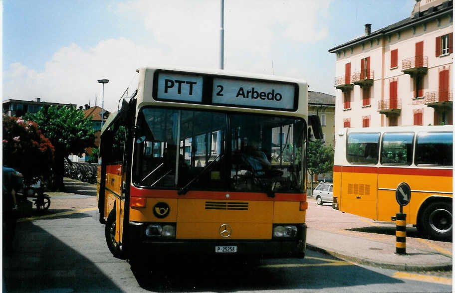Aus dem Archiv: PTT Regie P 25'258 Mercedes O 405 am 13. Juli 1998 Bellinzona, Bahnhof