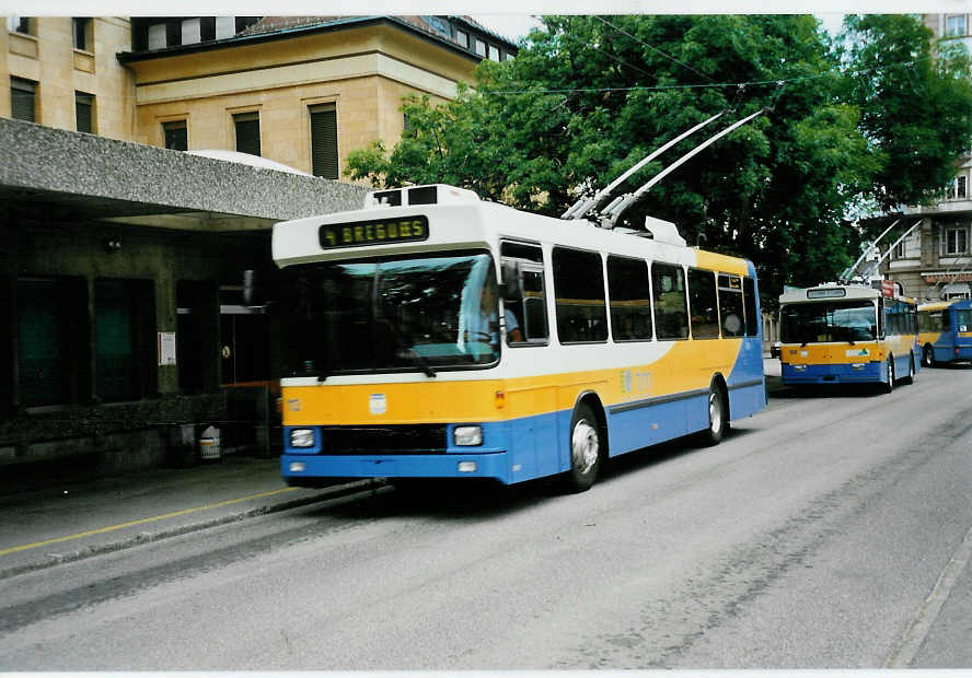 Aus dem Archiv: TC La Chaux-de-Fonds Nr. 113 NAW/Hess Trolleybus am 8. August 1999 La Chaux-de-Fonds, Bahnhof