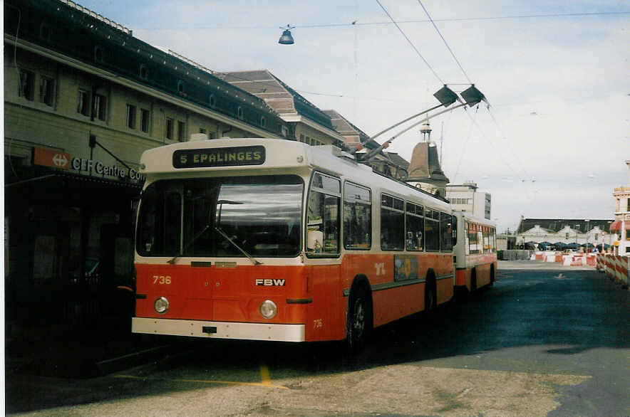 Aus dem Archiv: TL Lausanne - Nr. 736 - FBW/Hess Trolleybus am 7. Mrz 1998 beim Bahnhof Lausanne