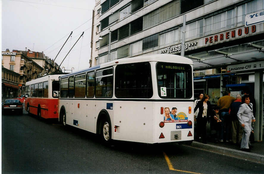 Aus dem Archiv: TL Lausanne - Nr. 961 - Rochat/Lauber Personenanhnger am 21. Mrz 1999 beim Bahnhof Lausanne