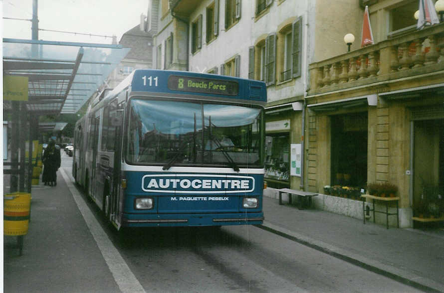 Aus dem Archiv: TN Neuchtel Nr. 111 NAW/Hess Gelenktrolleybus am 7. Oktober 1997 Neuchtel, Place Pury (mit Vollwerbung fr  Autocentre )