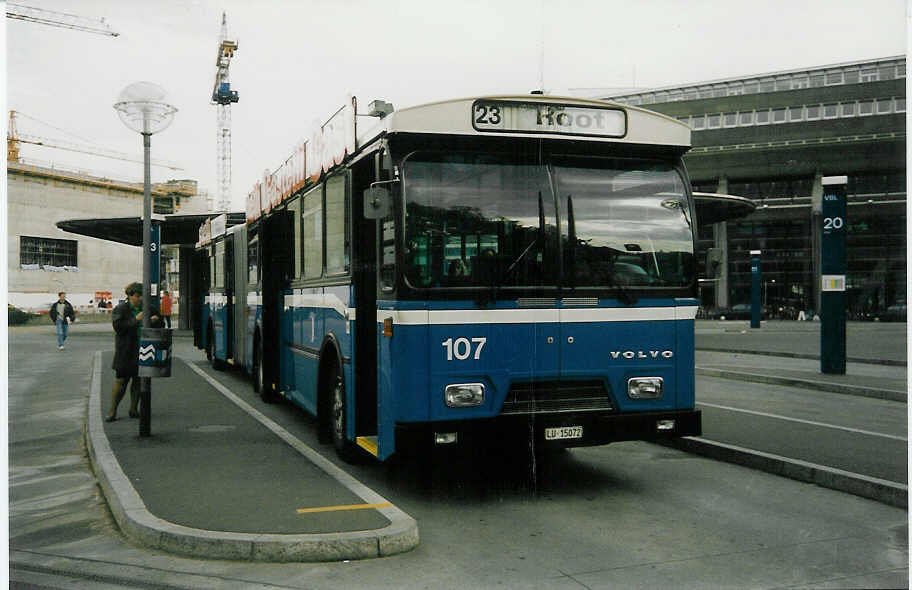 Aus dem Archiv: VBL Luzern Nr. 107/LU 15'072 Volvo/Hess am 19. April 1997 Luzern, Bahnhof