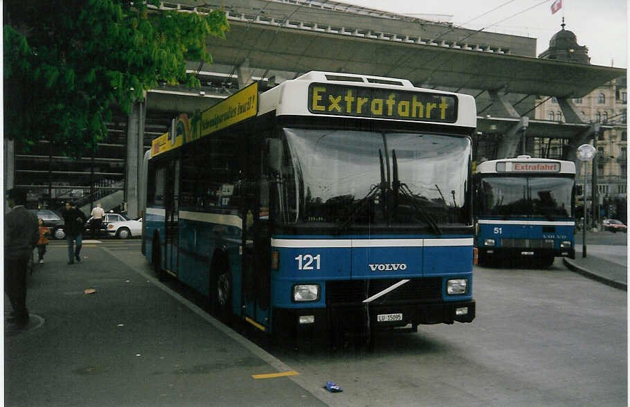 Aus dem Archiv: VBL Luzern Nr. 121/LU 15'095 Volvo/Hess am 19. April 1997 Luzern, Bahnhof