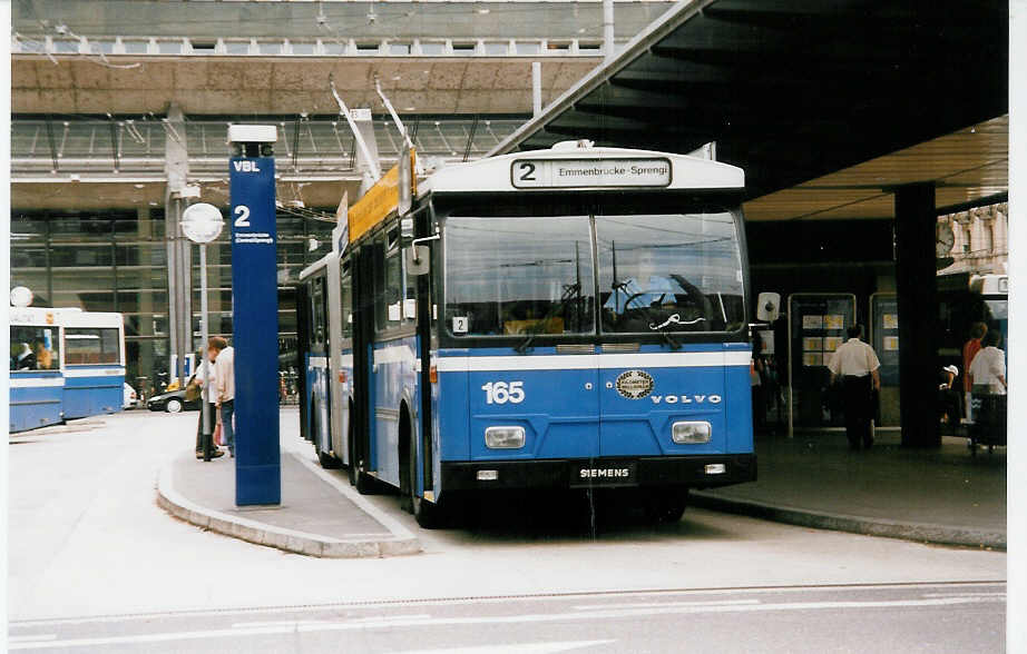 Aus dem Archiv: VBL Luzern Nr. 165 Volvo/Hess Gelenktrolleybus am 13. Juli 1999 Luzern, Bahnhof