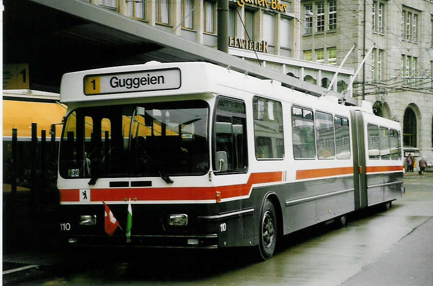 Aus dem Archiv: VBSG St. Gallen Nr. 110 Saurer/Hess Gelenktrolleybus am 8. Oktober 1998 St. Gallen, Bahnhof