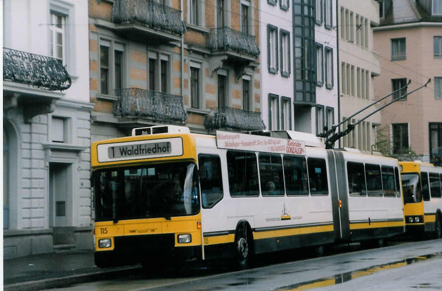 Aus dem Archiv: VBSH Schaffhausen Nr. 115 NAW/Hess Gelenktrolleybus am 16. November 1998 Schaffhausen, Bahnhof