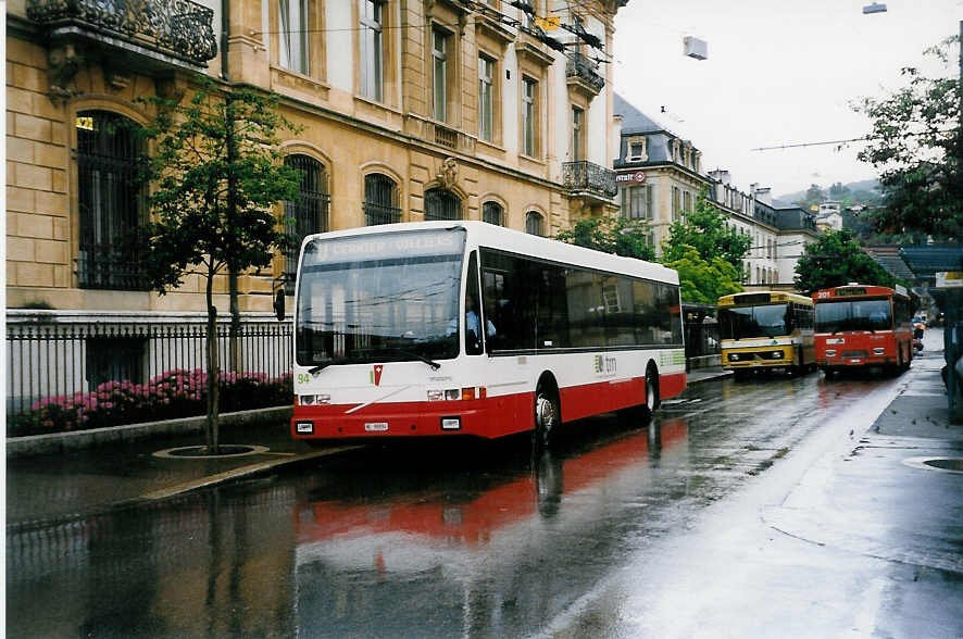 Aus dem Archiv: VR La Chaux-de-Fonds Nr. 94/NE 98'894 Volvo/Berkhof am 6. Juli 1999 Neuchtel, Place Pury