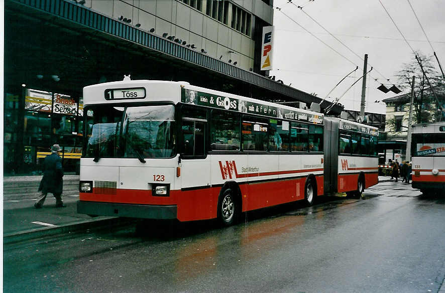 Aus dem Archiv: WV Winterthur - Nr. 123 - Saurer/FHS Gelenktrolleybus am 18. April 1999 beim Bahnhof Winterthur