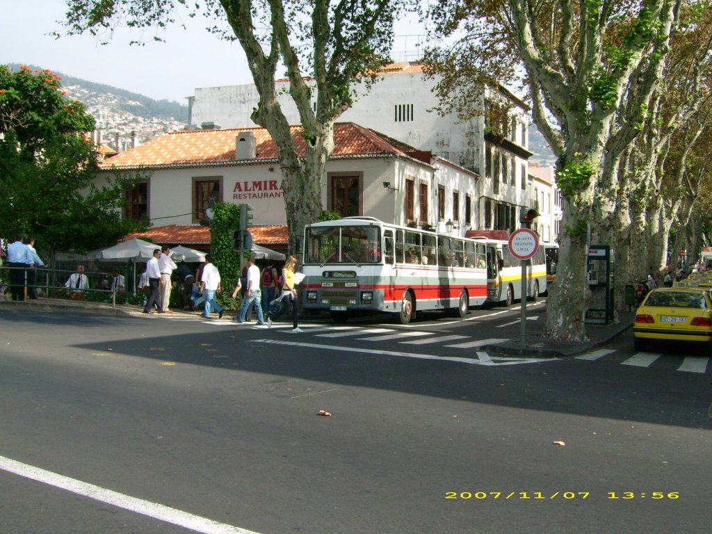 Ausfahrt von zwei berlandbussen der EACL (vorn) und HdF (dahinter) Funchal Madeira 11/2007