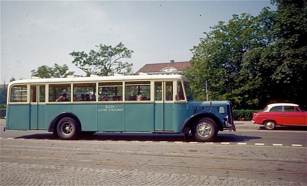 Autobus Nr. 3 Berna/Hess 4UPO-458-T1 (Sechszylindermotor),
Automobilgesellschaft Gsgeramt,
aufgenommen 1960 beim Verlassen des Bahnhofs Olten,
auf Kursfahrt nach Lostorf,
Leica IIf (Diapositiv)