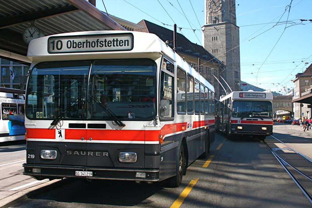 Autobus Saurer SH und Trolleybus Saurer;
St. Gallen Bahnhof;
9. September 2008