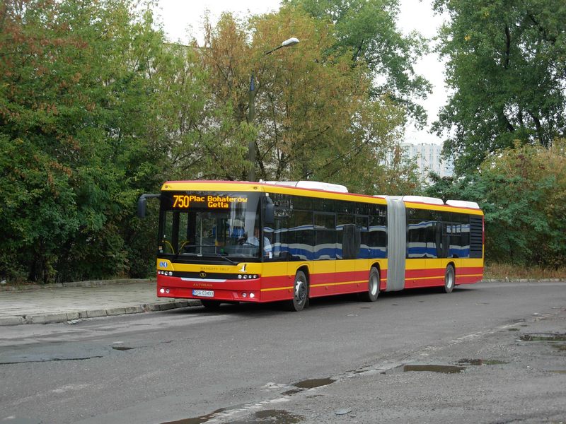Autosan Sancity M18LF beim Bahnhof Krakw Płaszw, Test Bus im MPK Krakw, 14.09.2012
Das ist erster Autosan - Gelenkbus.