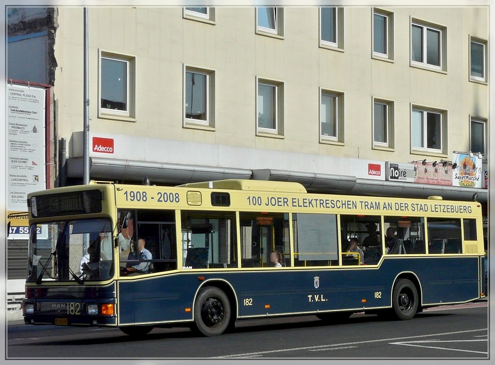 B 0806, VDL 182, Sttdischer Bus aufgenommen am Bahnhof von Luxemburg, ist in den Farben der bis in die 60 jahre verkehrenden Strassenbahn der Stadt Luxemburg lakiert. 28.05.2011