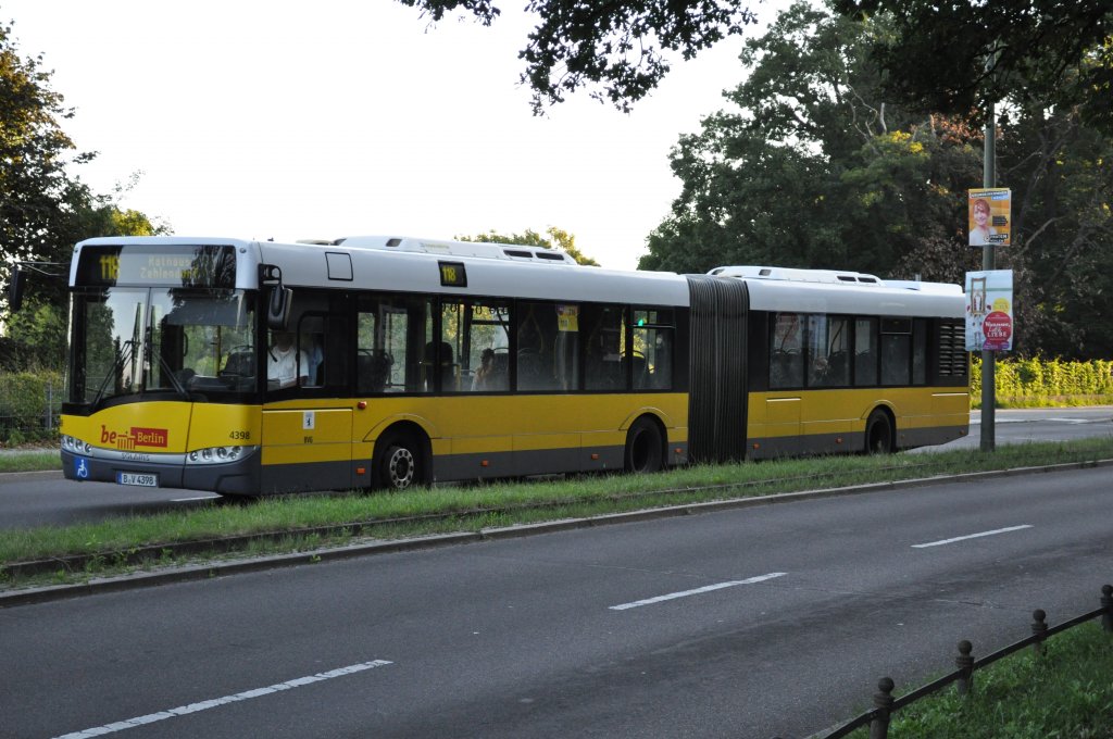 B-V 4398 auf der Linie 118 zum Rathaus Zehlendorf. Aufgenommen am 15.08.2013 Bahnhof Wannsee.