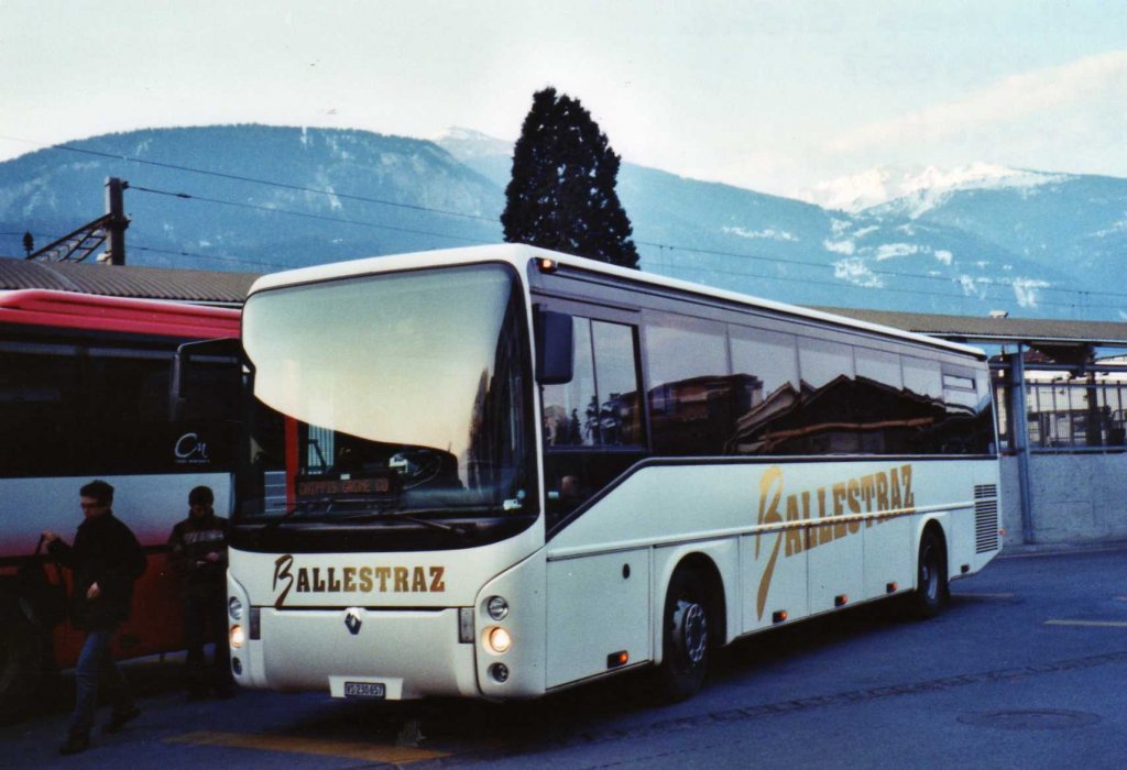 Ballestraz, Grne VS 230'657 Renault am 9. Mrz 2010 Sierre, Bahnhof