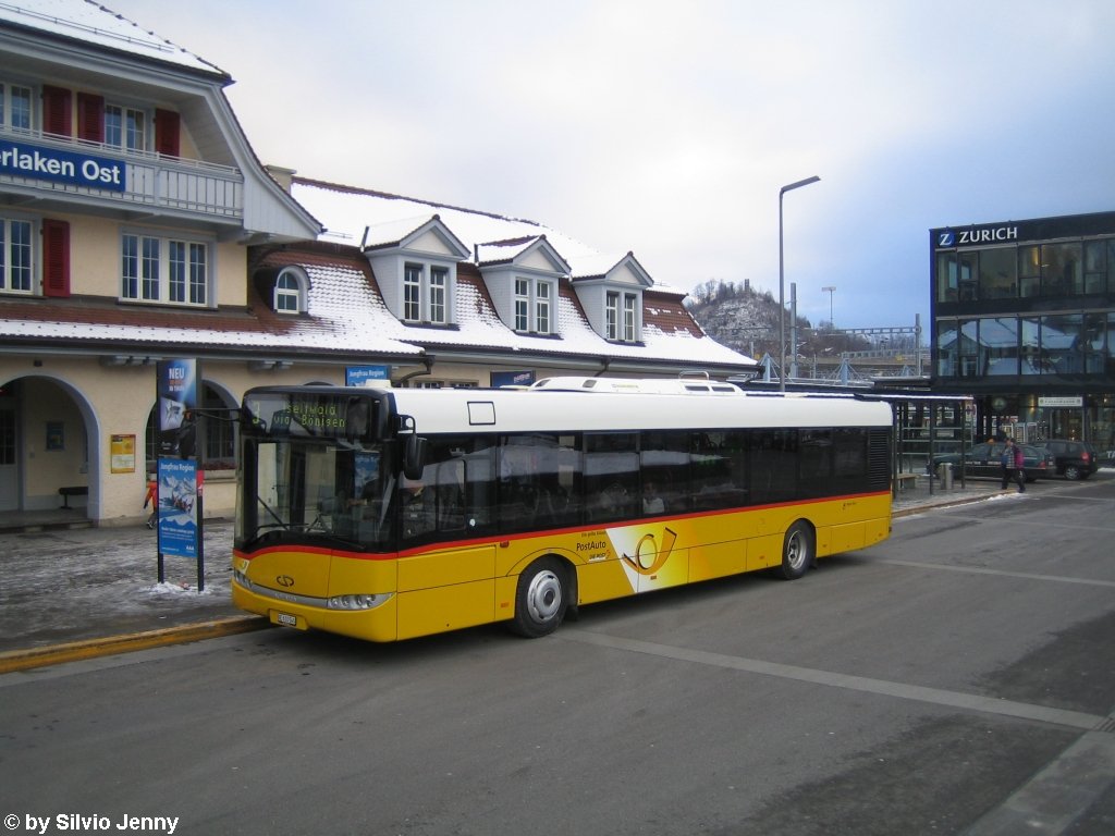 BE 610 540, Regie Interlaken (Solaris Urbino 12), am 7.1.2010 beim Bhf. Interlaken Ost. Im Jahre 2006 kamen diese Solaris nach Interlaken, viel Freude bereiteten sie aber nicht, ein Fahrzeug wurde derweil bereits an PU RBS ausgemietet.