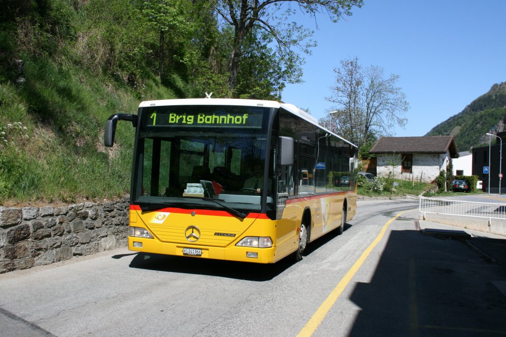 Bei Ausfall eines Stadt-Citaros setzt die Regie auf dem Ortsbus Brig-Glis-Naters einen der beiden Citaro  im PostAuto-Design ein. Am 28.4.2010 war dies der Fall mit dem Wagen VS 241'966, zu sehen auf der Linie 1 auf der Wendestrecke beim Bahnhof Bitsch.