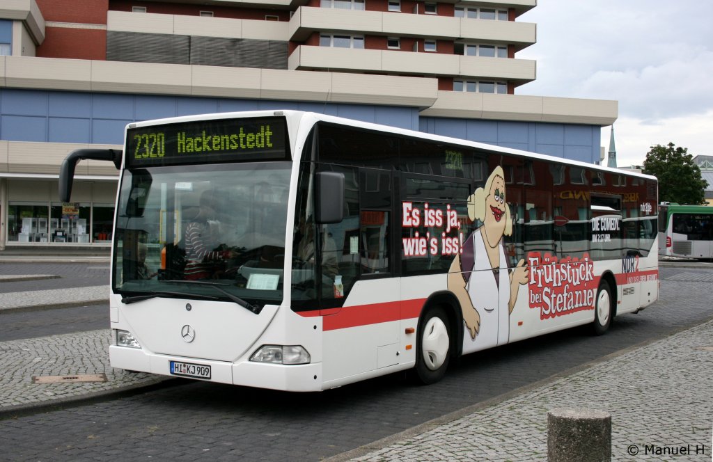Bei diesem Bus wei ich nicht wem er gehrt.
Er hrt auf den Namen HI KJ 909 und macht Werbung fr NDR 2.
Aufgenommen am HBF Hildesheim, 16.8.2010.