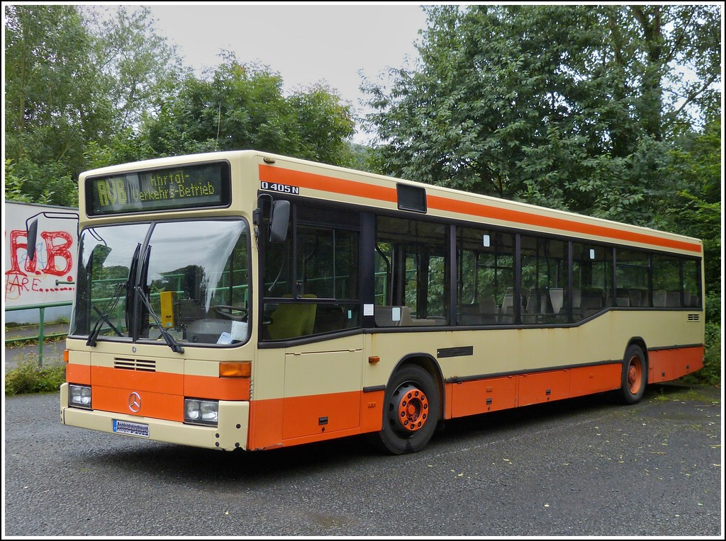 Bei einer Wanderung durch das Ahrtal ist mir dieser etwas ltere M-B O 405 N Bus auf einem Parkplatz in der Nhe von Altenahr aufgefallen. 28.07.2012