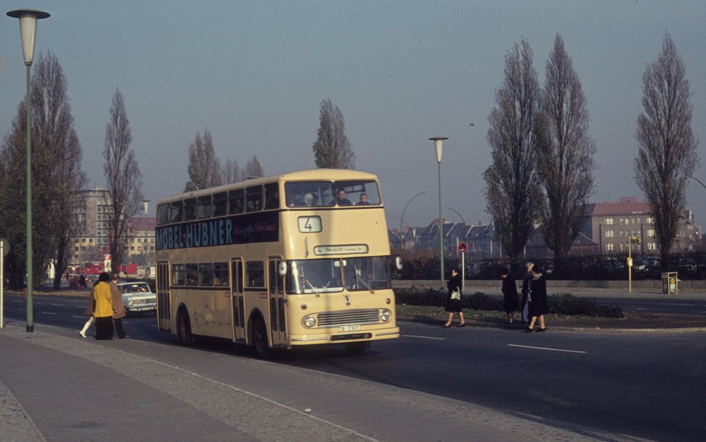 Berlin Buslinie 4 (Bssing-Doppeldeckbus fr Fahrgastfluss, Baujahre 1963-64) Messedamm am 4. November 1973.