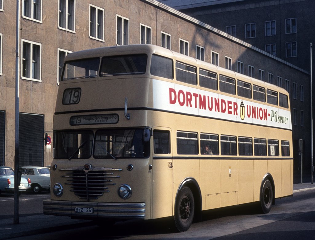 Berlin BVG Buslinie 19 (Bssing Doppeldeckbus Typ D 2 U) vor dem Flughafen Tempelhof am 4. November 1973.