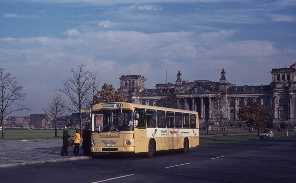 Berlin BVG Buslinie 69 (Bssing VV-Standard-Linienbus) vor dem Reichstagsgebude (Platz der Republik / Scheidemannstrasse) am 2. November 1973.