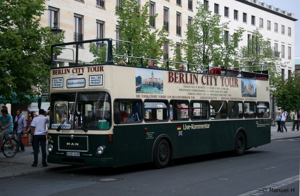 Berlin City Tours (B DD 3438).
Berlin Brandenburger Tor, 9.8.2010.