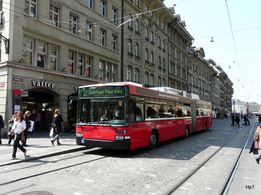 Bern mobil - NAW Trolleybus Nr.1 unterwegs auf der Linie 12 in der Altstadt von Bern am 24.04.2010