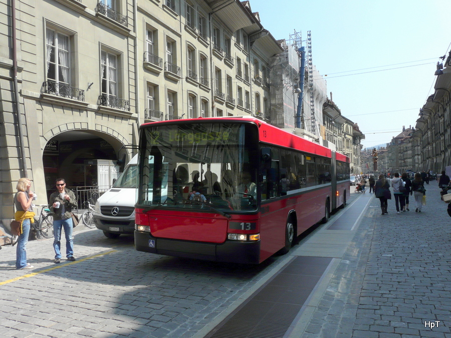 Bern mobil - NAW Trolleybus Nr.13 unterwegs auf der Linie 12 in der Altstadt von Bern am 24.04.2010