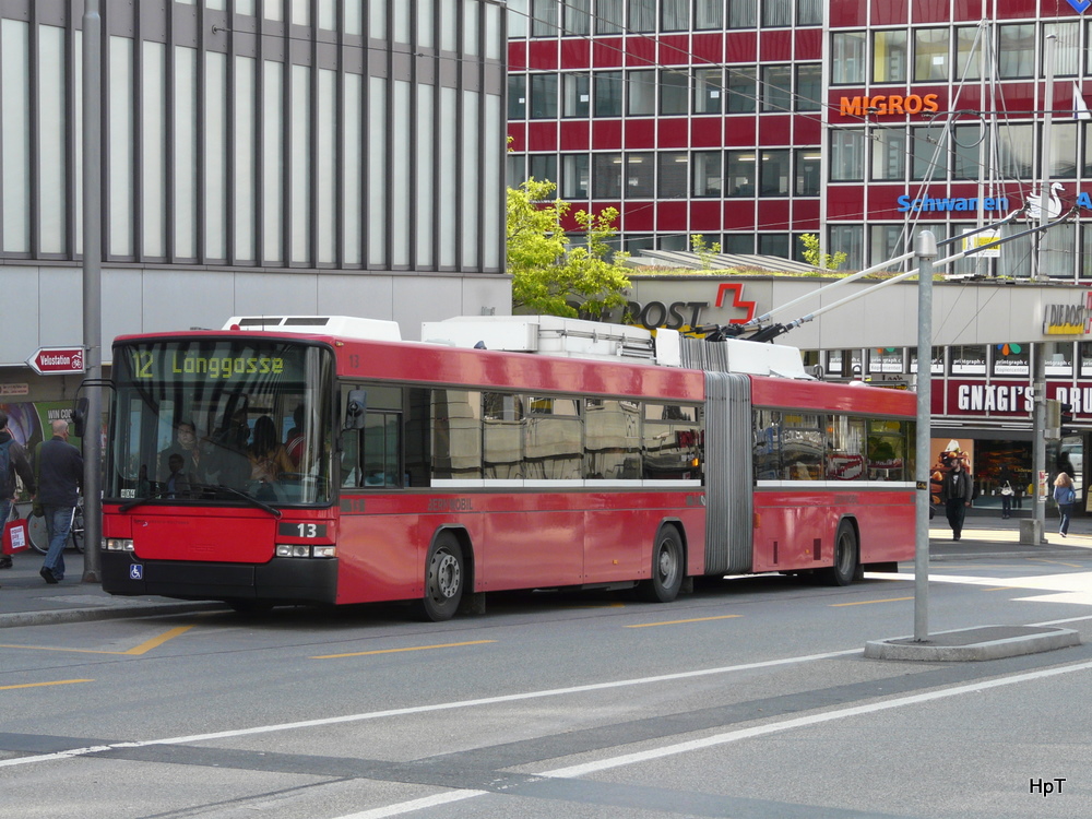 Bern Mobil - NAW Trolleybus  Nr.13 unterwegs auf der Linie 12 in der Stadt Bern am 12.05.2010