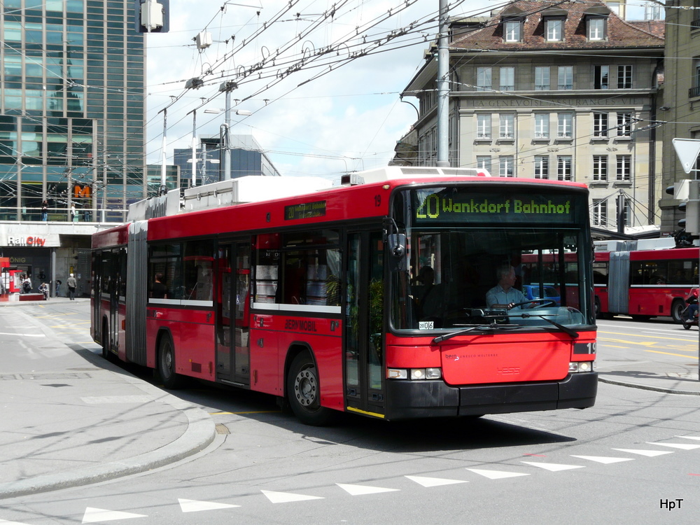 Bern Mobil - NAW Trolleybus  Nr.19 unterwegs auf der Linie 20 in der Stadt Bern am 12.05.2010