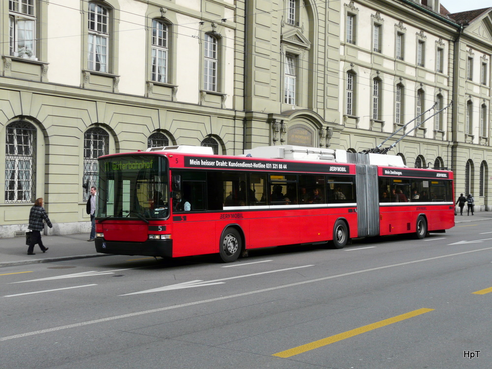 Bern mobil - NAW Trolleybus Nr.5 unterwegs auf der Linie 11 am 22.10.2010